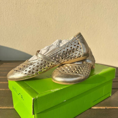 Unisa gold leather girls' shoes size 29 new with strap