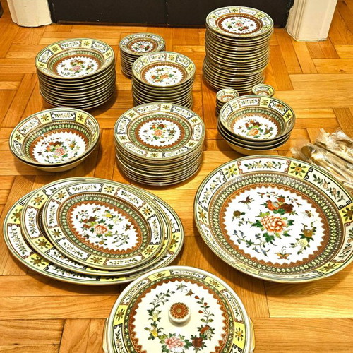 Chinese painted porcelain serving set 12 persons 93 pieces new with 6-person cutlery
