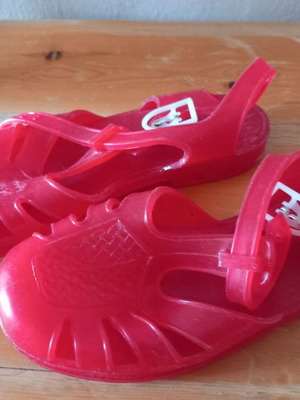 Children's beach shoes size 32, new, pink, lightweight and flexible