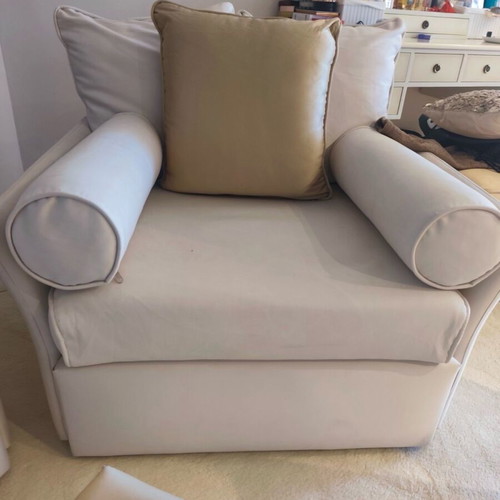 Armchair in cream color like new with cushions
