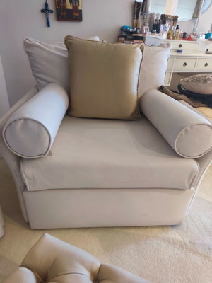 Armchair in cream color like new with cushions
