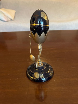 Vintage decorative items and crystals used
