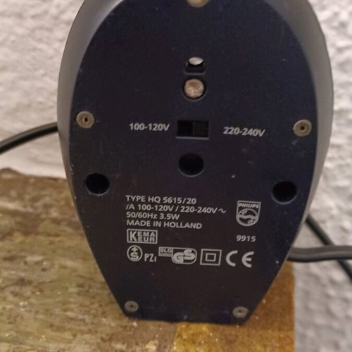 Philishave Cool Skin shaver charger used with trimming attachment