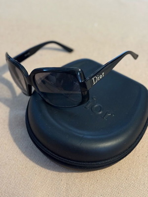 Γυαλιά ηλίου Dior σαν καινούργια, μαύρα με αυθεντική θήκη και πανάκι