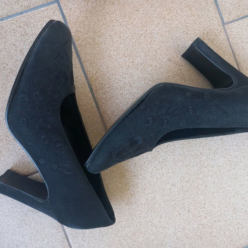 Black pumps like new, size 37, embroidered details
