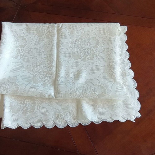 Tablecloth 140x184 cm with embossed floral design like new