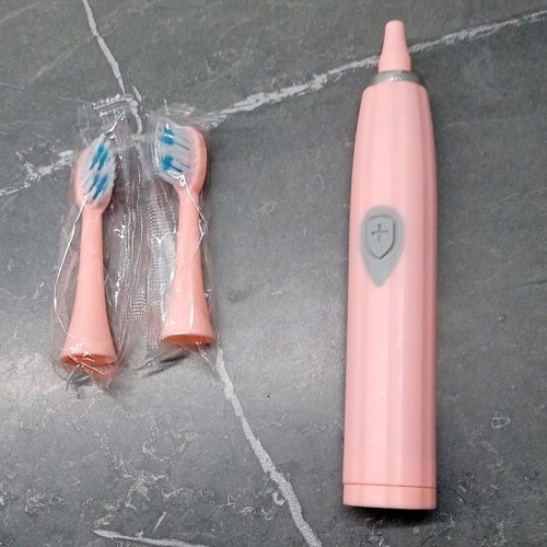 Electric toothbrush like new with two sealed replacement heads