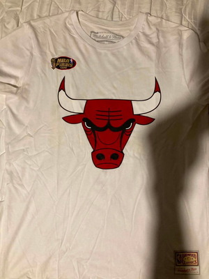 T-shirt Mitchell & Ness Bulls L like new, white