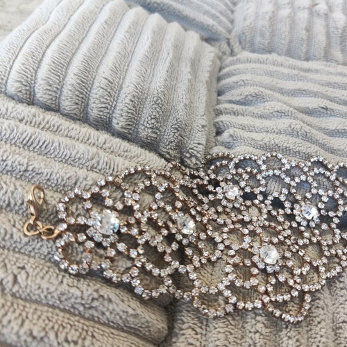 Evening bracelet with rhinestone flower motif like new, gold color