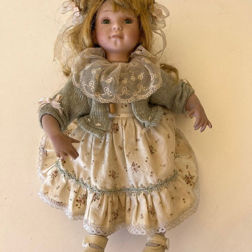 Porcelain doll used with broken fingers, height 30cm