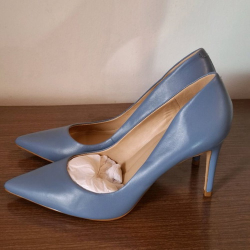 Carrano pumps like new, size 37, turquoise