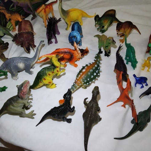Dinosaur figures like new, set of 31