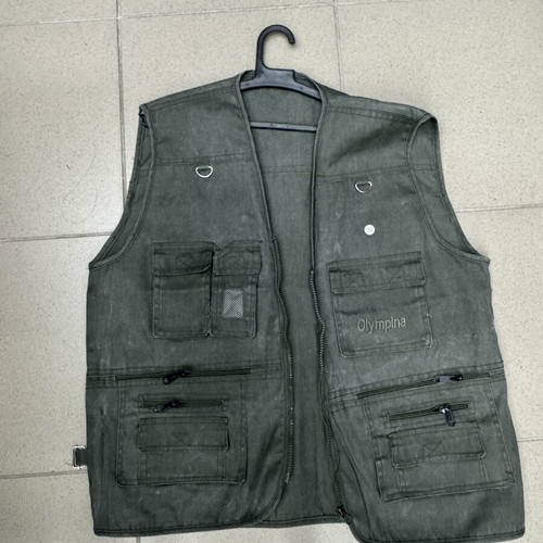 Multi-pocket vest with key holder, green