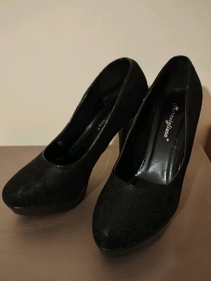 Meravigliosa black lace pumps size 40 like new