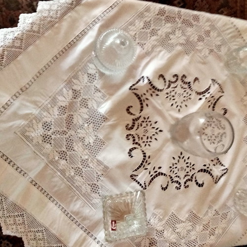 Handmade tablecloth with knitted corners and cut lace 110x110 new