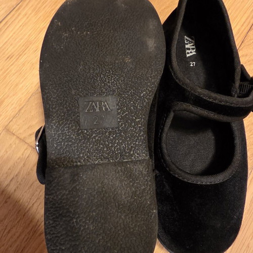 Παιδικές μπαλαρίνες Zara, μαύρες βελούδινες, νούμερο 27, με λουράκι