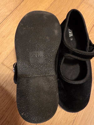 Παιδικές μπαλαρίνες Zara, μαύρες βελούδινες, νούμερο 27, με λουράκι
