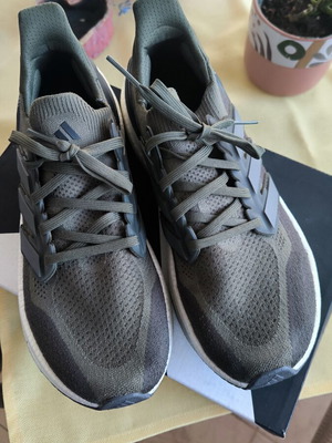 Adidas Ultraboost 5 running shoes size 43 1/3