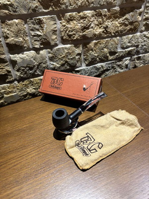 Πίπα καπνίσματος μαύρη ματ σαν καινούργια με εξαρτήματα καθαρισμού