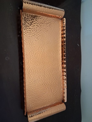 Copper hammered tray with feet, 37.5 x 16 cm