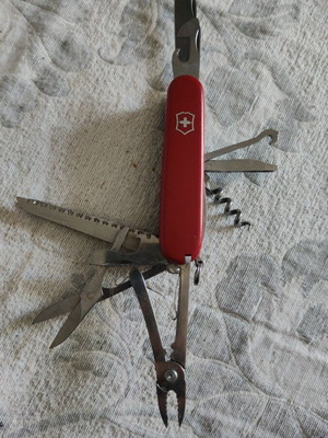 Victorinox Fieldmaster or Huntsman multitool like new, stainless steel