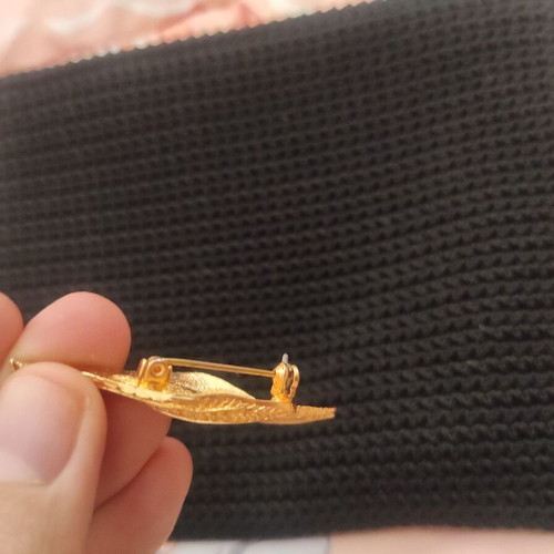 Vintage leaf-shaped brooch like new, gold tone