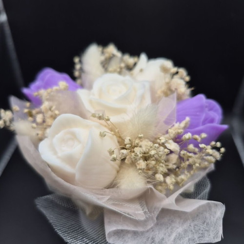Wax bouquet like new with random flowers and customizable scent and color