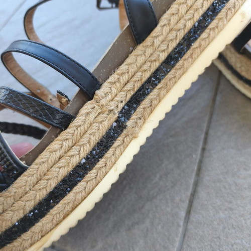 Flatform sandals used with black straps and glitter details, size 39