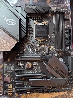 Asus Rog Z390-F Gaming μητρική σαν καινούργιο, LGA 1151, DDR4 4266MHz OC