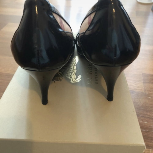 Burberry black patent leather pumps with metallic buckle like new