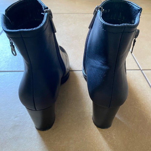 Women's black leather ankle boots size 38 like new