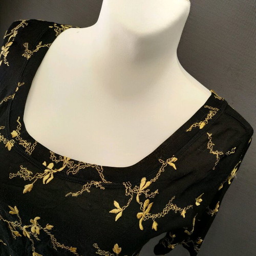 Embroidered blouse like new, vintage summer top size M
