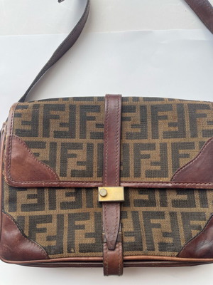 Fendi τσάντα ώμου μεταχειρισμένη καφέ με φθορές 24x18