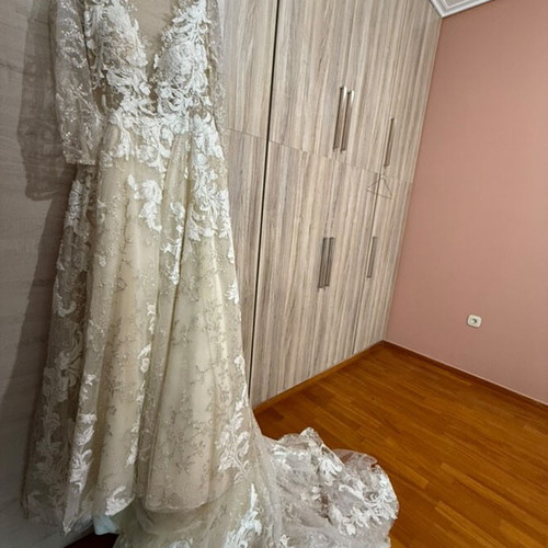 Wedding dress, in excellent condition from a well-known company