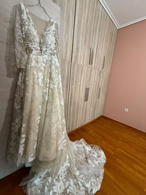 Wedding dress, in excellent condition from a well-known company