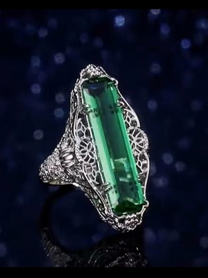 Impressive ring with green crystal new