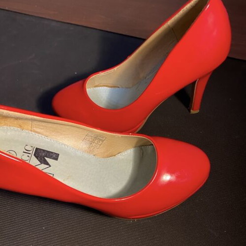 Magic red pumps size 37 like new, patent leather, round toe