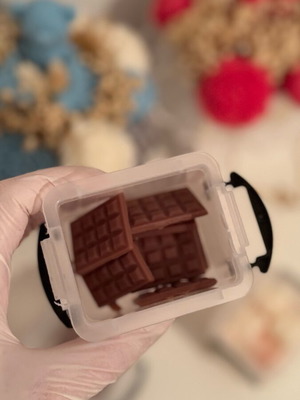 Wax melts chocolate pieces new, black chocolate scent