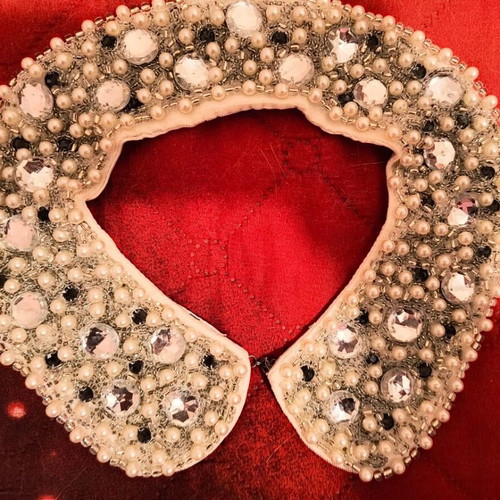 Collar necklace accessory like new, white