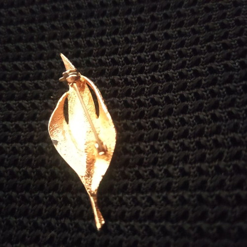 Vintage leaf-shaped brooch like new, gold tone