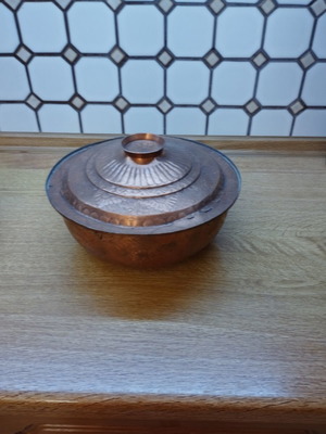 Copper pot embroidered in like new condition