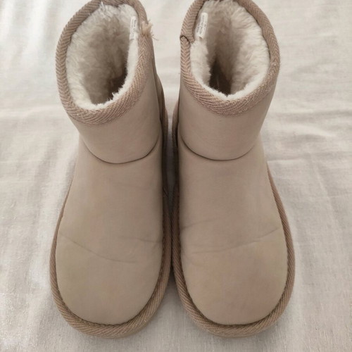 Benetton girls boots beige size 34 like new