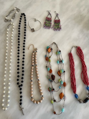 Σετ κοσμημάτων σαν καινούργιο με 5 κολιέ, 2 βραχιόλια και σκουλαρίκια