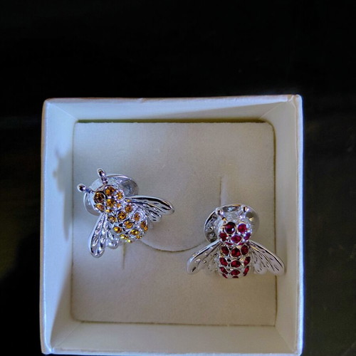 Vintage bee brooches set of 2, like new