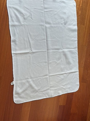 White blanket made of soft polyester 100 x 140 cm