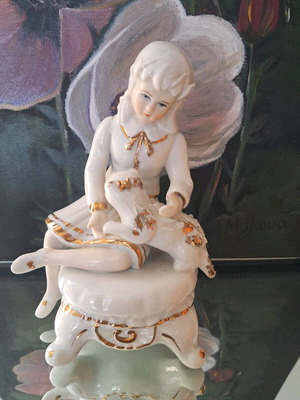 Porcelain decorations like new