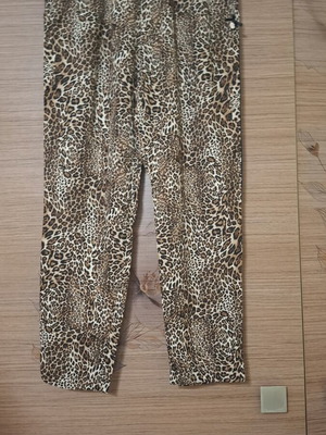 Lynne women's pants like new with elastic waist and side stripes