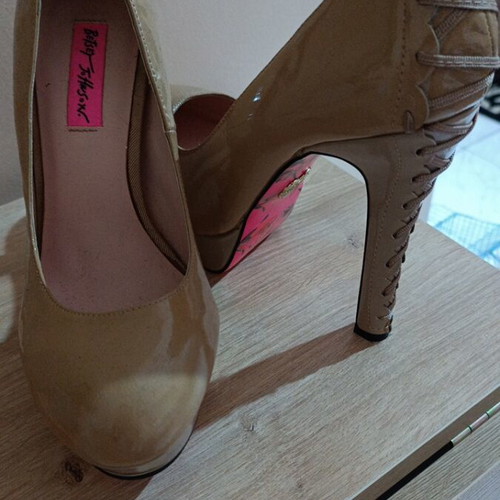 Betsey Johnson pumps like new, size 38, beige