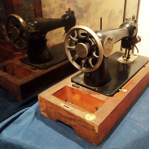 Antique Singer sewing machine 1911 used with wooden case