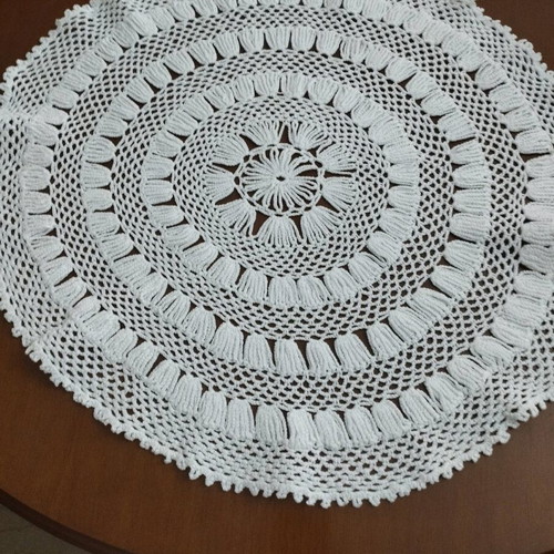 Round doily like new, diameter 49 cm